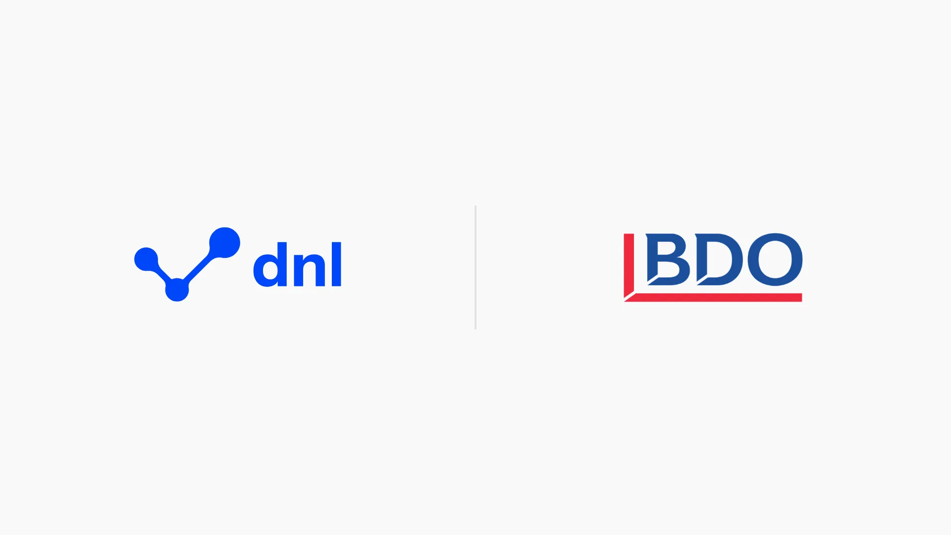 Die Logos von dnl und BDO nebeneinander auf hellgrauem Hintergrund, getrennt durch eine senkrechte Linie.