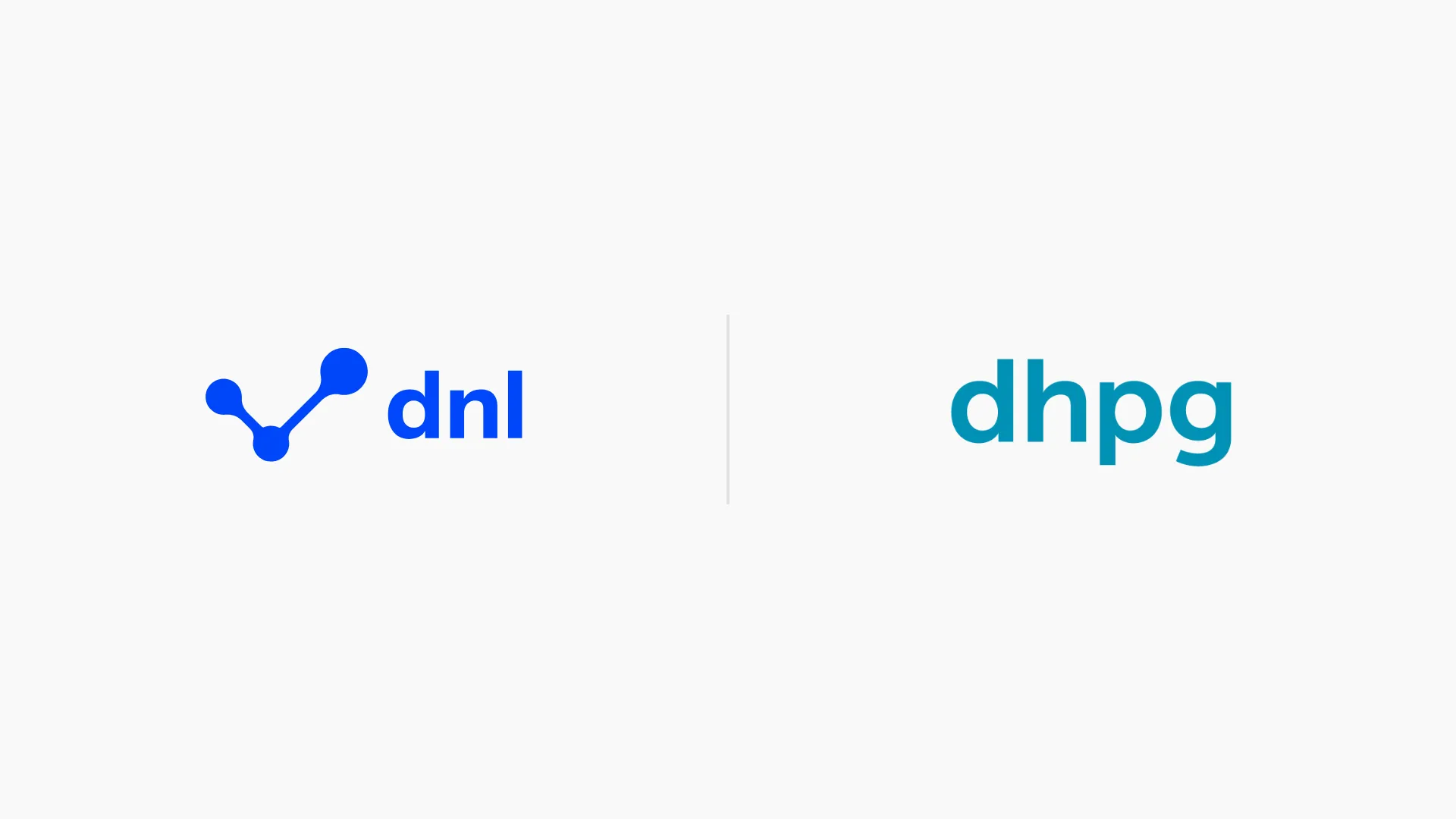 Das blaue dnl-Logo und das türkisfarbene dhpg-Logo nebeneinander auf hellgrauem Hintergrund, getrennt durch eine senkrechte Linie.