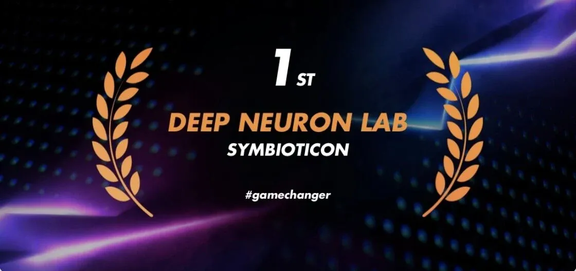 Dunkle Grafik mit violett-blauen Lichtstreifen, in der zwei goldene Lorbeerzweige die Zeilen „1st“, „DEEP NEURON LAB“ in Orange, „SYMBIOTICON“ und den Hashtag „#gamechanger“ einrahmen.
