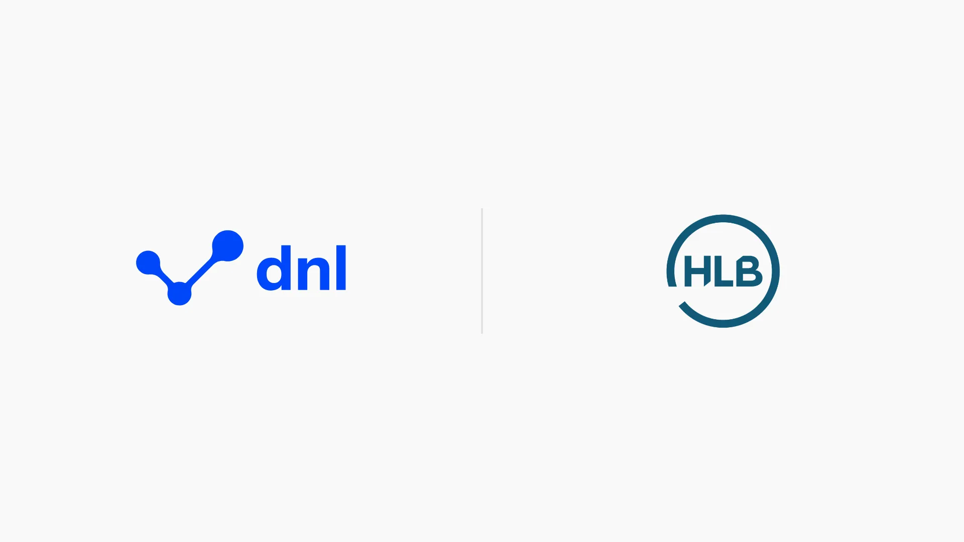 Das blaue dnl-Logo und das türkisfarbene HLB-Logo im Kreis nebeneinander auf hellgrauem Hintergrund, getrennt durch eine senkrechte Linie.