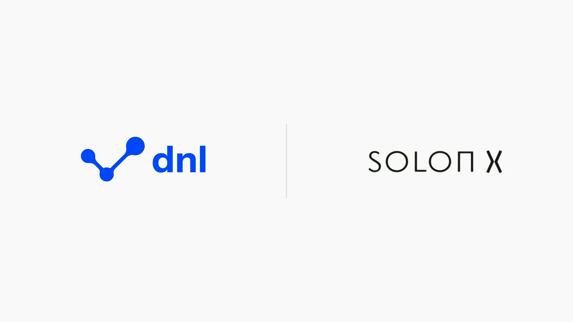 Kooperationsgrafik auf hellgrauem Hintergrund: links das blaue dnl-Logo mit dem verbundenen Drei-Punkte-Symbol, rechts davon durch eine senkrechte Linie getrennt die schwarze Wortmarke „SOLON X“.